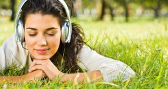 Listening to new songs is rewarding for the brain, researchers say