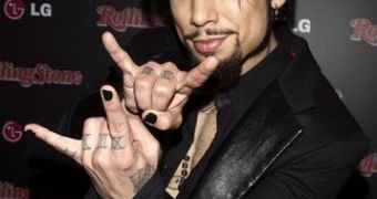 Rocker Dave Navarro is one of the many male celebrities to rock nail polish