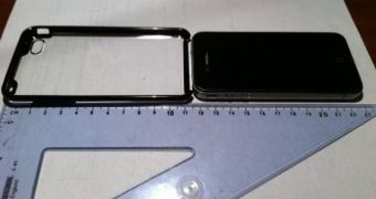 Alleged iPhone 5 case measured next to iPhone 4