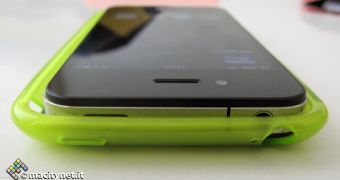 Purported iPhone 5 cases fitted to current-gen hardware