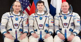 From left to right: Pettit, Kononenko and Kuipers, in their official Expedition 30 photo