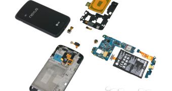 Nexus 4 gest torn to pieces