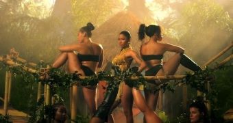 Nicki Minaj and her backup dancers twerk up a storm in “Anaconda” video