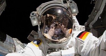 Nikon D2Xs Goes to Space, Takes Cosmic Astronaut Selfies
