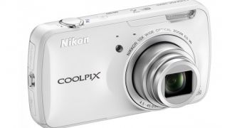 Nikon Coolpix S800c, a most definitely not tossable camera