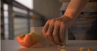 Oppo R5 shown to smash an apple in half