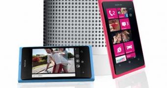 Nokia Lumia 800 with Nokia Play 360⁰ Speaker