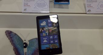 O2 UK Nokia Lumia 820 dummy unit