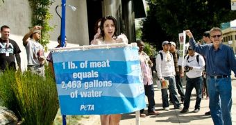 PETA girls shower in public, try to convince people to quit eating meat