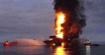 Oil platform catches fire, the flames kill 4 and injure 16