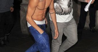 Justin Bieber goes out in London, obviously believes shirts are for suckers
