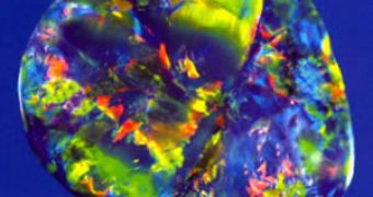 Black opal, a naturally occuring photonic crystal