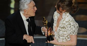 Kirk Douglas presents Melissa Leo with Oscar for Best Supporting Actress
