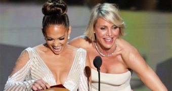 Oscars 2012: Jennifer Lopez's Wardrobe Malfunction – Video