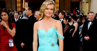 Missi Pyle rocks “green” dress on the red carpet at the Oscars 2012