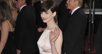 Anne Hathaway in pale pink Prada on the red carpet at the Oscars 2013