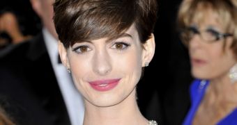 Anne Hathaway ended up wearing Prada at the Oscars 2013 because of Amanda Seyfried