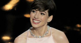 Anne Hathaway wins Best Supporting Actress at the Oscars 2013