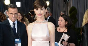 Anne Hathaway wears Prada at the Oscars 2013