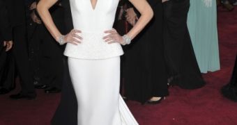 Oscars 2013: Charlize Theron Dazzles in White Dior, Pixie Cut