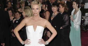 Charlize Theron wears angelic Dior at the Oscars 2013, looks divine