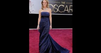 Helent Hunt wears eco-friendly H&M dress to this year's Oscars