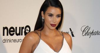 Kim Kardashian goes for retro glamour at Elton John’s Oscars 2013 party