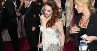 Kristen Stewart in crutches on the red carpet at the Oscars 2013