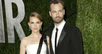 Natalie Portman looks stunning in Dior at Oscars 2013 Vanity Fair afterparty