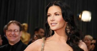 Catherine Zeta Jones wows on the red carpet at the Oscars 2013