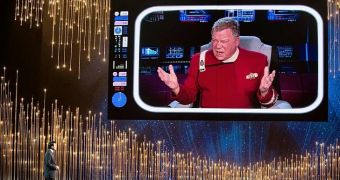Oscars 2013: William Shatner Helps Seth MacFarlane Out – Video