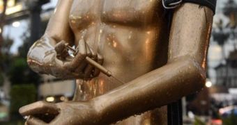 Artist Plastic Jesus sets up mock Oscar statue to raise awareness on drug abuse