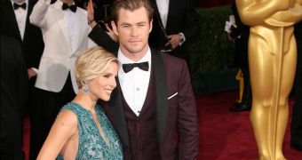 Elsa Pataky and Chris Hemworth walk the red carpet at the Oscars 2014