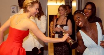 Jennifer Lawrence and Lupita Nyong’o mess around with Lupita’s Oscar backstage