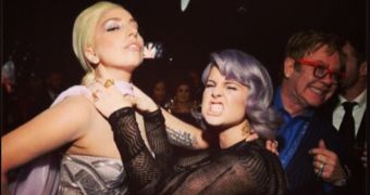 Lady Gaga and Kelly Osbourne end year-long feud at the Oscars 2014, before Elton John’s star-studded bash