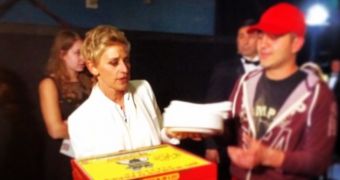 Ellen DeGeneres and pizza delivery guy at the Oscars 2014, preparing to go on stage