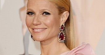 Gwyneth Paltrow in  Ralph & Russo Couture and Anna Hu Fire Phoenix earrings