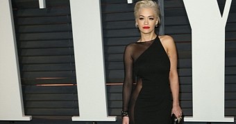 Oscars 2015: Rita Ora Shows Too Much Skin in Night’s Most Daring Dress - Video