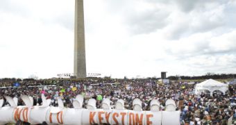 Thousands rally in Washington DC, protest the Keystone XL pipeline