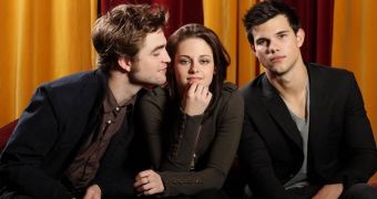 Robert Pattinson, Kristen Stewart and Taylor Lautner will premiere exclusive “Eclipse” clip at MTV Movie Awards, June 6