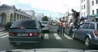 Pedestrian Gets Even at Driver, Walks on His Hood