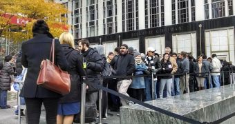 iPhone 5s line at Fifth Avenue Apple Store (Manhattan, NYC)