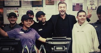 Justin Timberlake poses with Taco Bell staff after his People's Choice Awards win