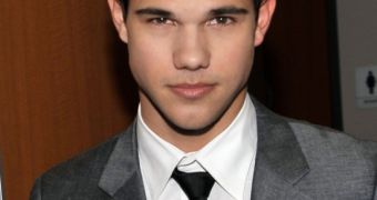 Taylor Lautner looking stylish at People’s Choice Awards 2010