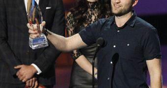 Robert Pattinson unveils new, short haircut at the People's Choice Awards 2012