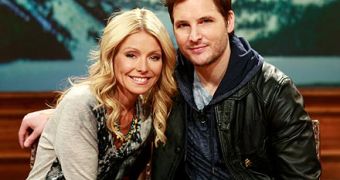Peter Facinelli talks to Kelly Ripa about his divorce from Jennie Garth