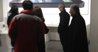 Tim Cook and Phil Schiler visiting an Apple reseller in China