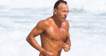 Bruce Springsteen looks great, is in excellent shape on beach outing
