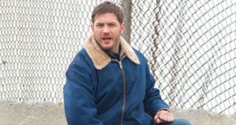 Photo of the Day: Adorable Tom Hardy and Adorable Puppy on Movie Set