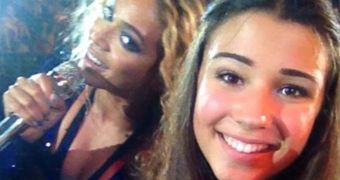 Beyonce surprises fan in concert by photobombing her